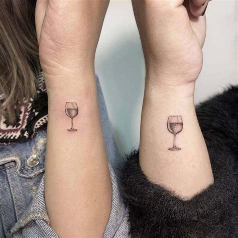 tatuajes de amigas copa de vino|Las 10 mejores ideas e inspiración sobre tatuajes copas de vino。